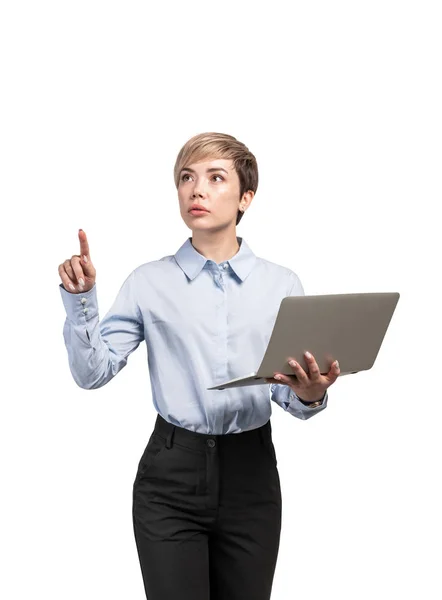 Kobieta z laptopem przy użyciu wirtualnego ekranu, odizolowany — Zdjęcie stockowe