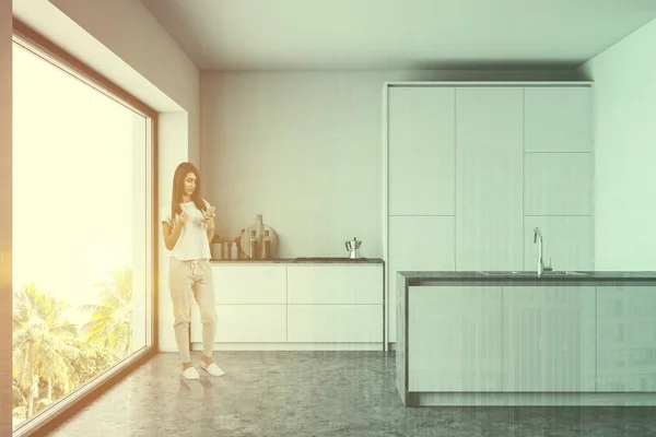 Donna in panoramico interno cucina bianca — Foto Stock