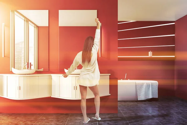Vrouw in rode badkamer interieur — Stockfoto