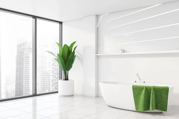 Esquina panorámica de baño blanco con bañera y estante — Foto de Stock