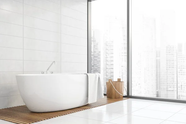 Panoramiczny biały dachówka łazienka rogu z wanną — Zdjęcie stockowe