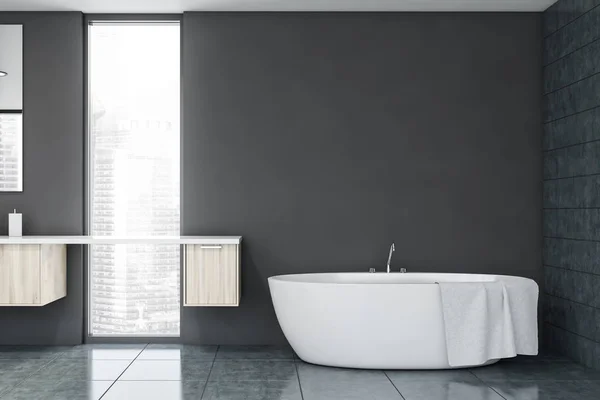 Bagno grigio con vasca e ripiani — Foto Stock