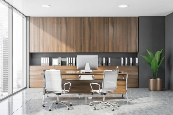 Elegante interno ufficio CEO grigio e legno — Foto Stock