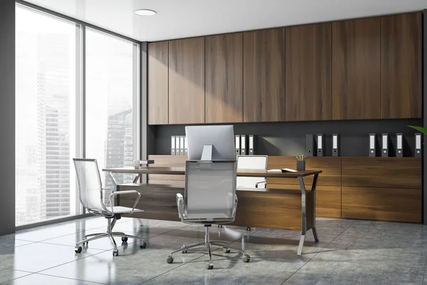 Стильний сірий і дерев'яний офісний куточок генерального директора — стокове фото