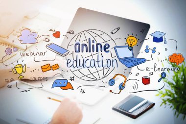 Tanımlanamayan bir adamın elleri dizüstü bilgisayar kullanıyor ve bulanık masada parlak online eğitim skecini iki kez gösteren notlar alıyor. Bilgi, gelişme ve teknoloji kavramı. Tonu ayarlanmış resim