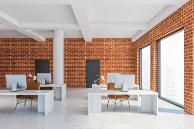 Tuğla duvarları, döşemeleri, beyaz bilgisayar masaları ve turuncu koltukları olan bir çatı katı. Bulanık şehir manzaralı sütunlar ve pencereler. 3d oluşturma