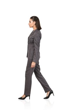 Koyu renk saçlı, zarif takım elbiseli güzel bir iş kadınının izole edilmiş portresi. Kurumsal yaşam tarzı kavramı