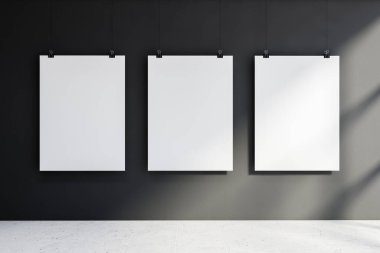 Reklam konsepti. Döşeme odasındaki gri duvara asılmış üç tane dikey maket poster. 3d oluşturma