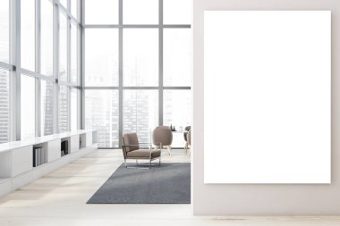 Beyaz duvarlı panoramik yemek odasının içi, ahşap zemin, kahverengi koltuklu uzun beyaz masa, beyaz kitaplık ve dikey taklit poster. Bulanık şehir manzarası. 3d oluşturma