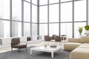 Panoramik oturma odasının köşesinde beyaz duvarlar, ahşap zemin, rahat bej kanepe ve sehpanın yanındaki kahverengi koltuk. Arka planda oval masa olan yemek odası. Bulanık şehir manzarası. 3d oluşturma