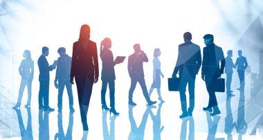 Bulanık şehirde kendine güvenen genç iş kadını ve takım arkadaşlarının silueti. Liderlik kavramı. Renkli resim çift pozlama