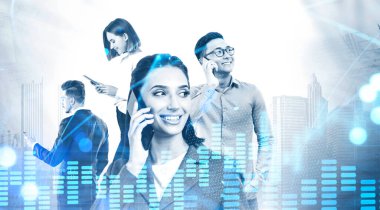 Muhtelif iş ekiplerinin dört üyesi, bulanık ve soyut şehirlerde akıllı telefonlar kullanıyor ve finansal tabloları iki katına çıkıyor. Takım çalışması ve ticaret kavramı. Tonu ayarlanmış resim