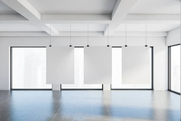 Drei Vertikale Attrappen Hängen Einer Leeren Kunstgalerie Mit Weißen Wänden — Stockfoto