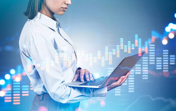 Side View Unrecognizable Young Businesswoman Using Her Laptop Blurry Gray — Stock Photo, Image