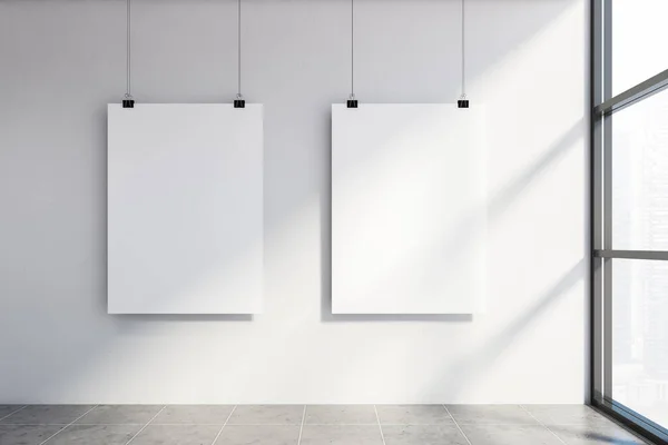 広告の概念 二つの縦型のモックアップポスターは タイル張りの床と窓のある部屋の白い壁にかかっています 3Dレンダリング — ストック写真