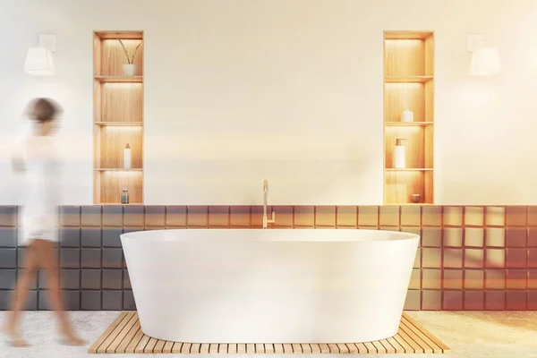 Verschwommene Junge Frau Luxus Badezimmer Mit Weißen Und Grauen Fliesenwänden — Stockfoto