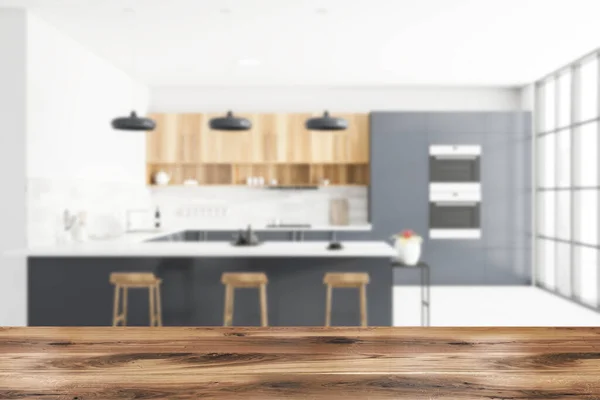 Drewniany Stół Dla Twojego Produktu Rozmytej Kuchni Szaro Białymi Ścianami — Zdjęcie stockowe