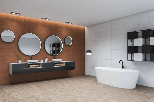 Ecke Des Modernen Badezimmers Mit Weiß Und Braun Gefliesten Wänden — Stockfoto