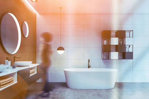 Beyaz Kahverengi Duvarları Olan Lüks Bir Banyoda Çift Lavabolu Yuvarlak — Stok fotoğraf