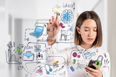 Akıllı telefonu olan genç ve güzel bir iş kadını bulanık ofiste renkli bir iş skeciyle çalışıyor. İş stratejisi geliştirme kavramı. Renkli resim çift pozlama