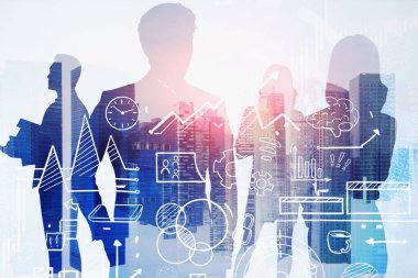 Bulanık ve soyut bir şehirde birlikte çalışan iş adamlarının siluetleri. Yaratıcı iş planı çizimlerini iki kez sergilediler. İş stratejisi ve takım çalışması kavramı. Tonu ayarlanmış resim
