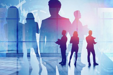 Panoramik ofisteki iş adamlarının siluetleri iki kat bulanık şehir manzarası ve büyüleyici HUD arayüzü ile. Takım çalışması ve yüksek teknoloji anlayışı. Tonu ayarlanmış resim