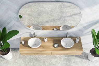 Mavi ahşap duvarları, beton zemini ve ahşap dolapta duran oval aynalı çift katlı lavabosu olan şık bir banyo manzarası. 3d oluşturma