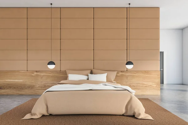 ベージュのタイルと白の壁 タイル張りの床 快適なキングサイズベッドと背景のドアとスタイリッシュなマスターベッドルームのインテリア 3Dレンダリング — ストック写真