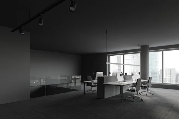 舒适的电脑桌矗立在全景开放空间的办公室里 墙壁灰蒙蒙的 地面铺着地毯 窗户与模糊的城市景观 3D渲染 — 图库照片