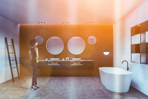 Lüks Banyosunda Beyaz Kahverengi Duvarları Olan Çift Lavabolu Yuvarlak Aynalı — Stok fotoğraf