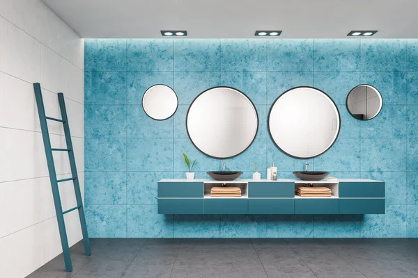 Interior Casa Banho Elegante Com Paredes Azulejo Branco Azul Piso — Fotografia de Stock