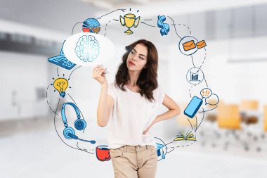 Bulanık ofiste beyni çizilmiş güzel bir iş kadını renkli iş planı çizimine iki kez maruz kalmış. İş stratejisi kavramı. Tonu ayarlanmış resim