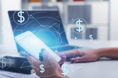 Bulanık masada akıllı telefonu ve laptopu olan bir kadının elleri. Çevrimiçi alışveriş arayüzü çift pozlu. E-ticaret ve mobil bankacılık kavramı. Tonu ayarlanmış resim