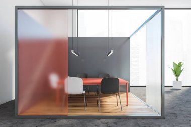 Gri ve bulanık turuncu duvarları, ahşap zemini ve beyaz ve gri sandalyeli turuncu konferans masası olan parlak toplantı odasının içi. Şehir manzaralı panoramik pencere. 3d oluşturma