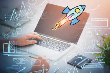 Dizüstü bilgisayarda yazan ve bulanık masada renkli başlangıç skecini iki kez gösteren notlar alan işadamlarının elleri. Planlama ve yeni proje başlatma kavramı. Tonu ayarlanmış resim