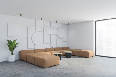 Beyaz geometrik desenli duvarları, beton zemini, büyük bej kanepesi ve iki yeşil sehpası olan şık, ferah oturma odasının köşesi. Bulanık şehir manzaralı panoramik pencere. 3d oluşturma