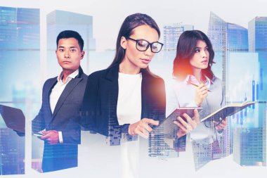 Ofiste birlikte çalışan üç başarılı yöneticinin portresi bulanık şehir manzarasına iki kez maruz kaldı. Takım çalışması ve liderlik kavramı. Tonu ayarlanmış resim