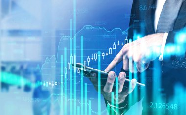Bulanık ofiste tablet bilgisayar kullanan işadamlarının elleri. Finansal harita arayüzü çift taraflı. Ticaret ve piyasa analizi kavramı. Tonu ayarlanmış resim