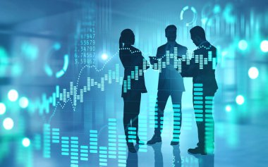 Bulanık ofiste birlikte çalışan üç iş adamı. Finansal tablosu ve HUD arayüzü iki katına çıkıyor. Ticaret ve piyasa analizi kavramı. Tonu ayarlanmış resim