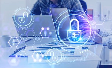 Bulanık ofiste dizüstü bilgisayar kullanan kadın ve erkek gelecekteki siber güvenlik arayüzünü iki kez kullanmış. Veri koruması kavramı. Tonu ayarlanmış resim