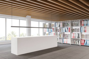 Beyaz duvarları, ahşap tavanı, resepsiyon masası ve klasörlü kitaplığı olan şık bir ofis köşesi. Bulanık tropikal manzaralı panoramik pencere. 3d oluşturma