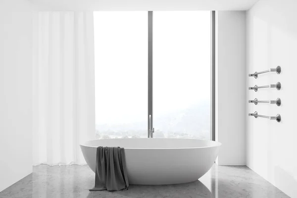 Interior Moderna Casa Banho Com Paredes Brancas Piso Concreto Banheira — Fotografia de Stock