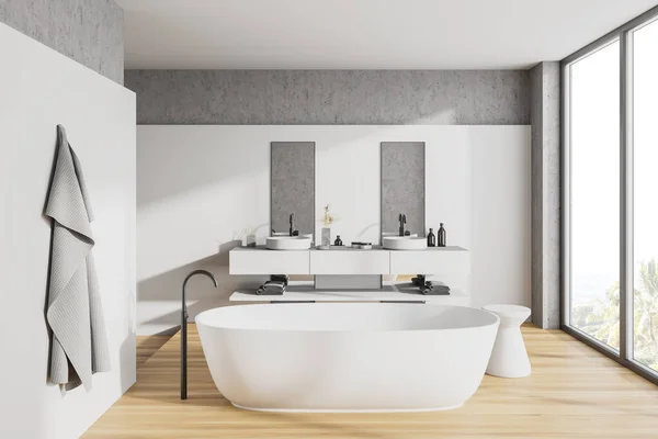 Interior Banheiro Panorâmico Com Paredes Brancas Pedra Piso Madeira Banheira — Fotografia de Stock