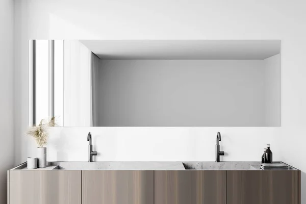 Close Pia Dupla Madeira Com Grande Espelho Horizontal Banheiro Moderno — Fotografia de Stock