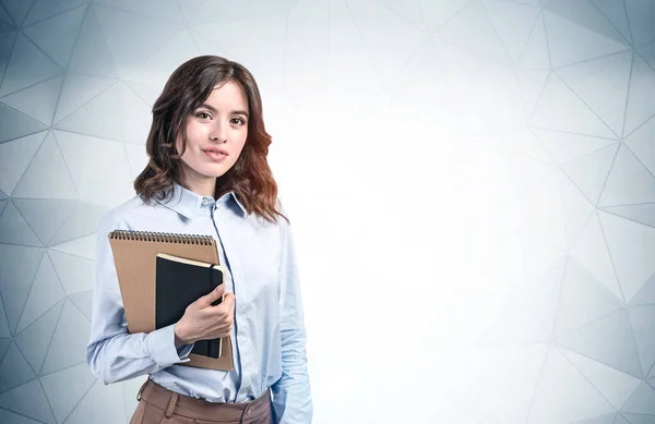 Retrato Una Joven Empresaria Estudiante Europea Con Cabello Oscuro Sosteniendo — Foto de Stock