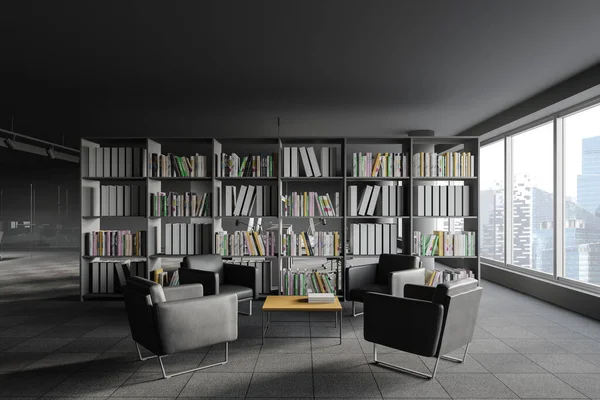 全景办公室图书馆侧视图 有灰色的墙壁 铺了地毯的地板 书架和四个扶手椅 站在咖啡桌附近 窗户与模糊的城市景观 3D渲染 — 图库照片
