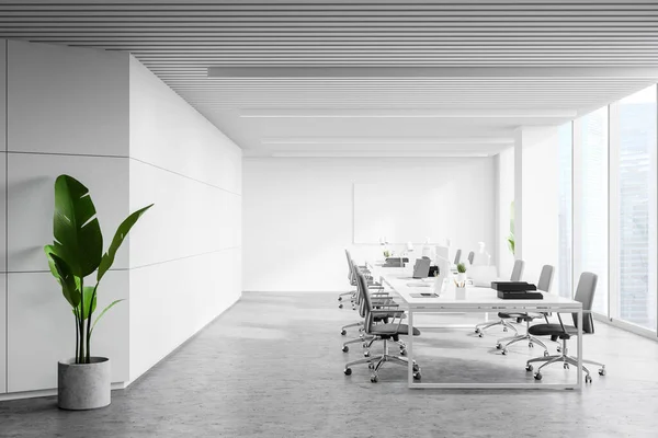 全景开放空间办公室的内部有白色墙壁 石板地板 一排灰色椅子的白色电脑桌和窗户 城市景观模糊不清 3D渲染 — 图库照片