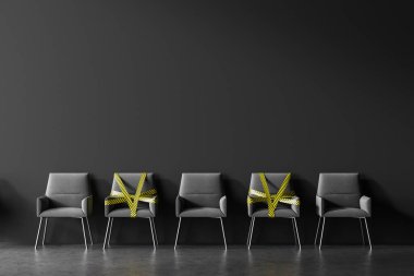 Gri duvarları olan gri sandalyeler halka açık bir yerde duruyordu. Bazıları bariyer bantlarıyla kaplı. Sosyal uzaklık kavramı ve kovid 19 tecrit gevşetici. 3d oluşturma