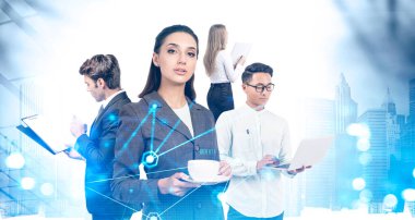 Bulanık ve soyut şehirde birlikte çalışan dört farklı yönetici ağ arayüzünü iki katına çıkarıyor. Takım çalışması ve teknoloji kavramı. Tonu ayarlanmış resim