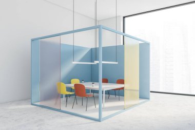 Mavi, turuncu ve bulanık sarı duvarları olan parlak toplantı odasının köşesi, beton zemin ve sarı ve turuncu sandalyeli beyaz konferans masası. Şehir manzaralı panoramik pencere. 3d oluşturma